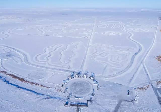 看不透的大师作品，卡塔尔沙漠中的四块大钢板_ky com(图3)