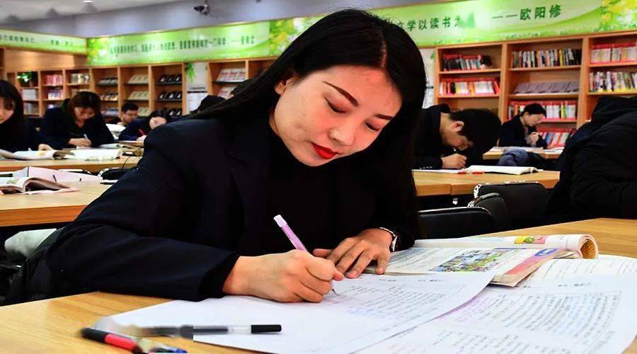 
峪宏中学举行课堂教学设计大赛‘kycom’(图6)