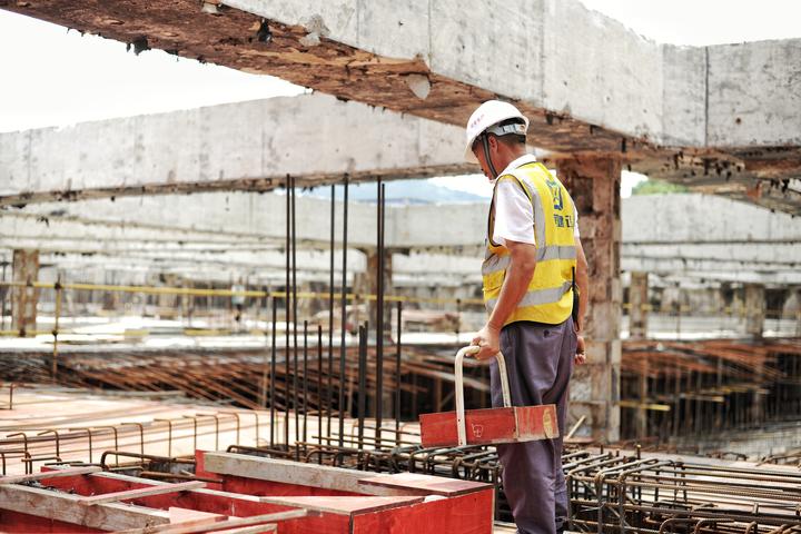 海南举行木材加工企业消化风灾林木座谈会‘ky com’(图1)