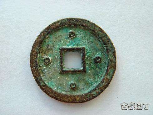 ky.com-世界首辆太阳能家用轿车(图3)